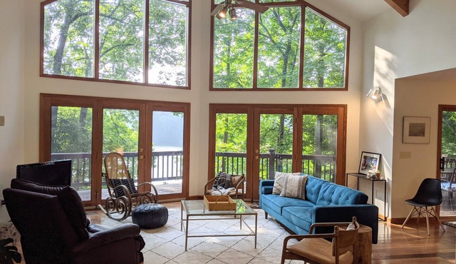Beautiful 3-bedroom Lake Front Home on Lake Santeetlah