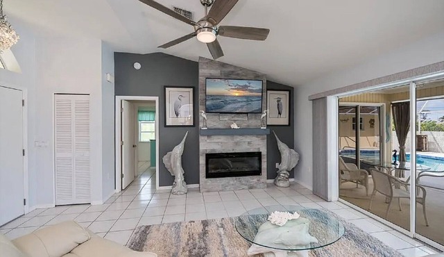 Beautiful 3-bedroom Pool home on Canal in wonderful Rotonda West, Close to Beach