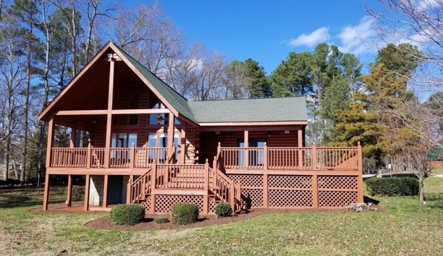 Beautiful 3 bedroom, 2 bath Log Home with Sandy Beach & Expansive Lake Views!