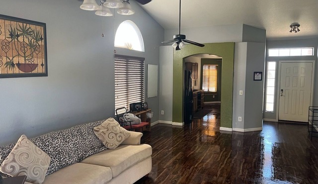 Beautiful 3 bedroom, 2 bathroom, walking distance to StateFarm Stadium/West Gate