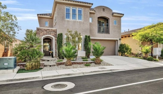 Beautiful 3 bedroom 2.5 bath home in guard gated golf course community.