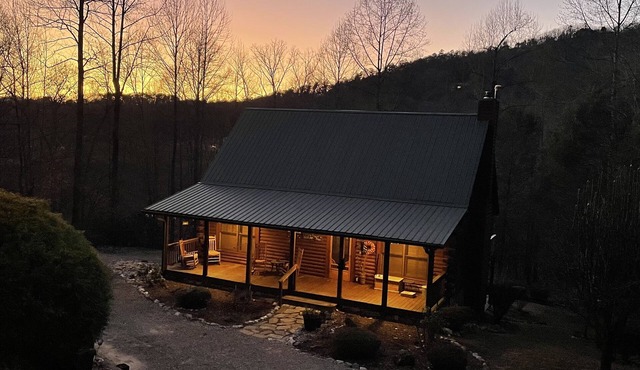 Beautiful 3 bedroom 3 bath log cabin 40 minutes from Asheville.