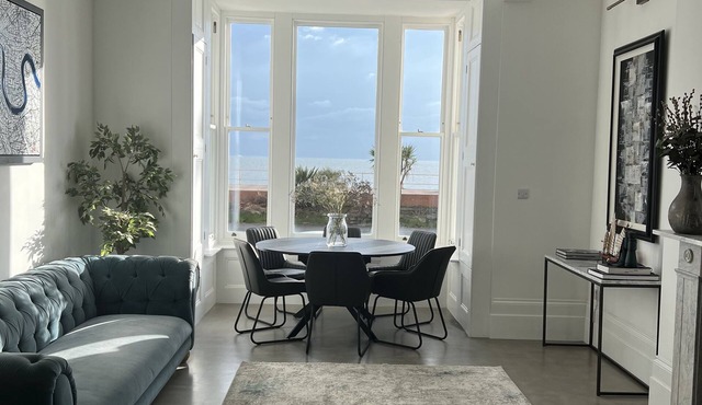 Beautiful 3 bedroom, 3 bathroom apartment with Sea views