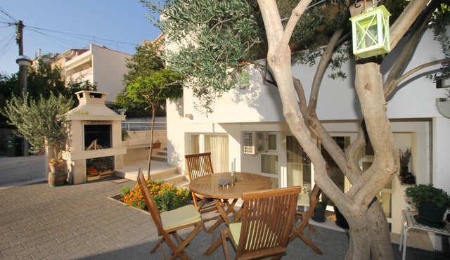 Beautiful 3-bedroom app, by the beach