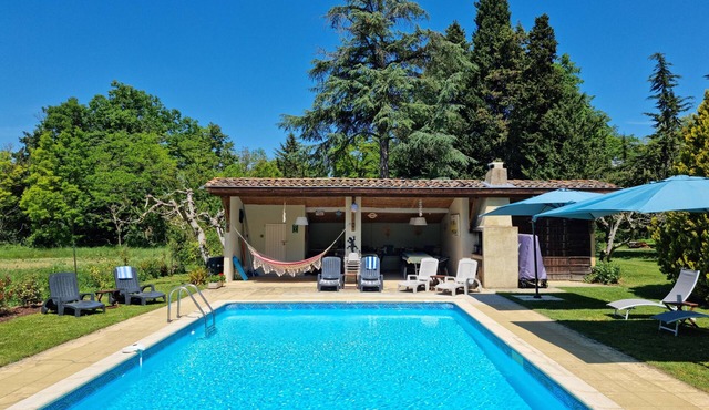 Beautiful 3 bedroom barn in large private gardens, with heated swimming pool