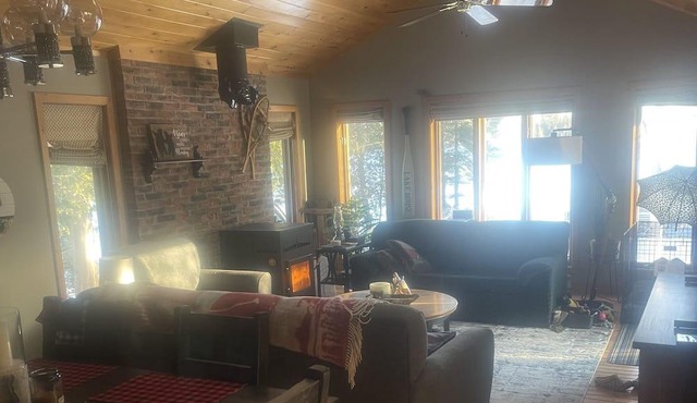Beautiful 3 Bedroom Cottage located on Deer Lake!