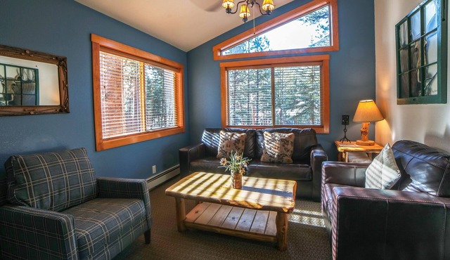 Beautiful 3 bedroom Chalet with Mountain Views, Personal Hot tub,