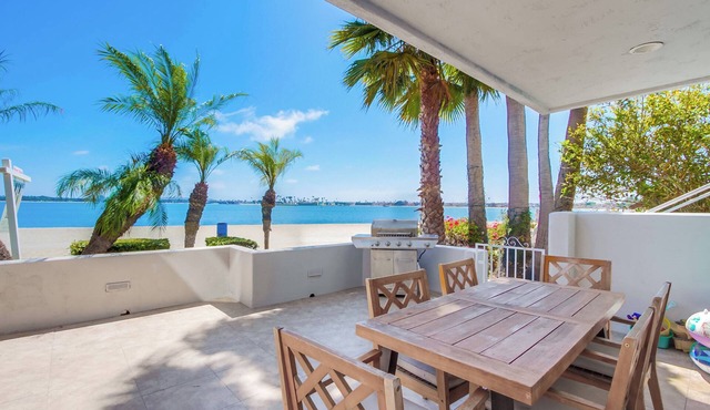 Beautiful 3 bedroom condo, ground floor, bayfront!
