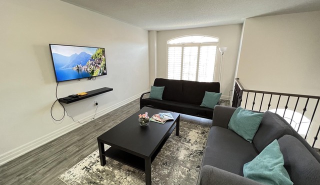 Beautiful 3 bedroom & 3-bathroom vacation home near Toronto Pearson Airport