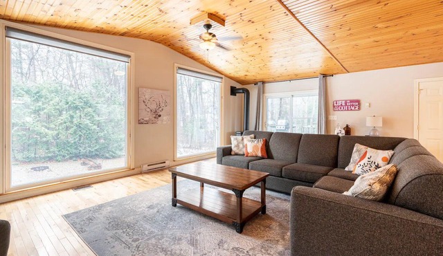 Beautiful 3 bedroom, 1 bath cottage in the heart of Port Franks, Ontario.