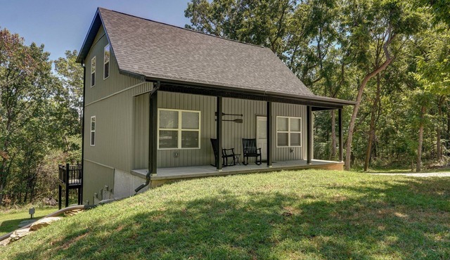 Beautiful 3 bedroom cabin in the woods close to the lake