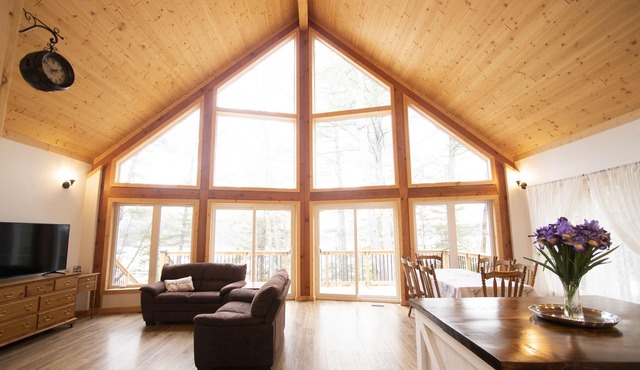 Beautiful 3 bedroom chalet like cottage on Lake Muskoka: family friendly