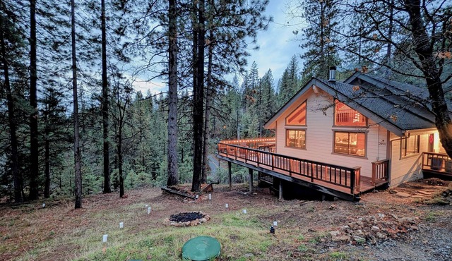 Beautiful 3-bedroom chalet—sleeps 8—just 40 mins from Bear Valley/Lake Alpine