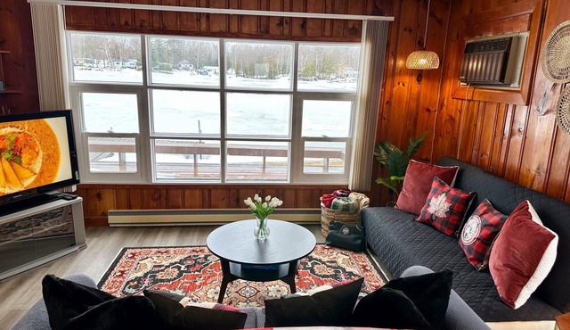 Beautiful 3 Bedroom Cottage - Waterfront