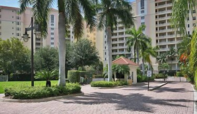 Beautiful 3-bedroom condo walking distance to the beach - REG 4-PH4