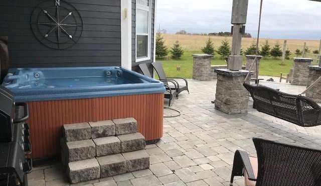 Beautiful 3-Bedroom Costal Home with Spectacular Deck with Hot tub