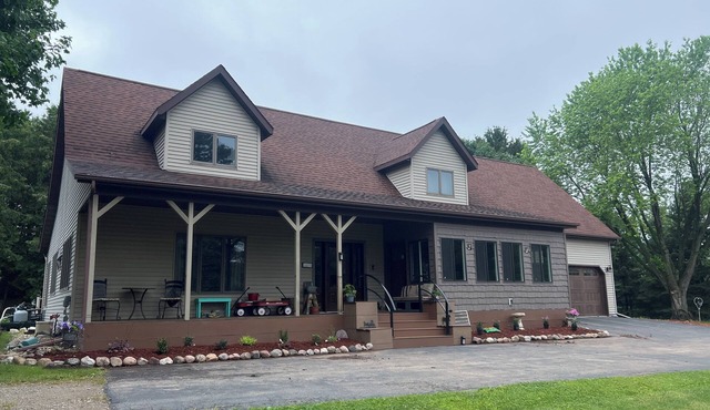 Beautiful 3-bedroom country house with WiFi, AC, pool, 3 miles west of EAA