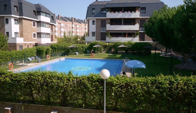 Beautiful 3 Bedroom apartment very near Madrid city, Wifi, AC, Pool, Paddle.