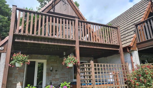 Beautiful 3 Bedroom Lodge with private hot tub onsite indoor and outdoor pools