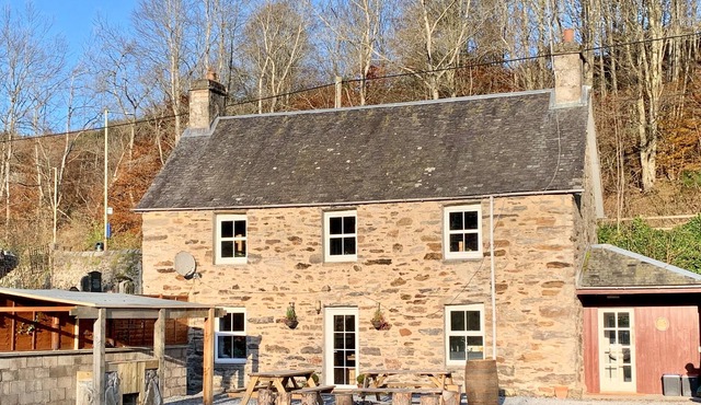 Beautiful 3 Bedroom bunkhouse, large garden, river and mountain views, perfect for groups