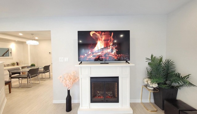 ★ Beautiful 3 Bedroom Home - Parking, Wi-fi, near Hwy 401, 6 Beds available