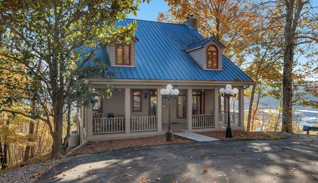 Beautiful 3 Bedroom Home at Jamestown Marina with pool and boat ramp access