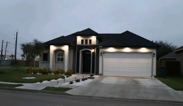 Beautiful 3 bedroom Home on gated community.