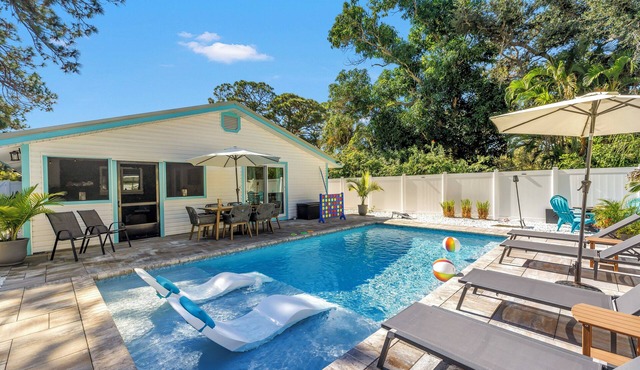 Beautiful 3-bedroom house with heated pool and e-bikes near Siesta Key beach