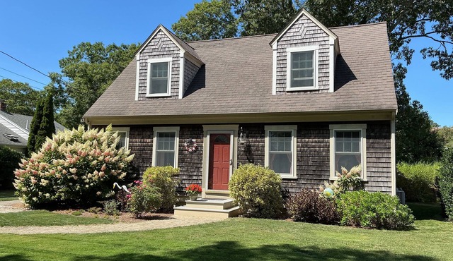 Beautiful 3 bedroom home just steps to bay beaches