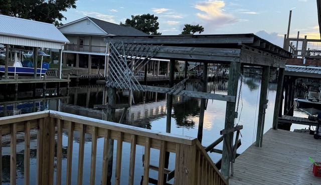 Beautiful 3-bedroom Home on the Water in serene Slidell with WiFi, AC, Huge Deck