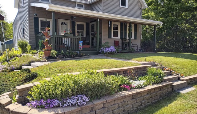 Beautiful 3 bedroom home in a peaceful setting. No contact check in. Fast WIFI