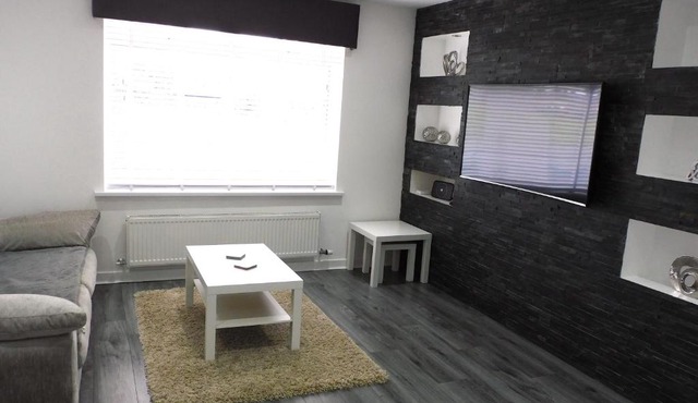 Beautiful 3 bedroom home with large garden 35 mins to Glasgow & Edinburgh