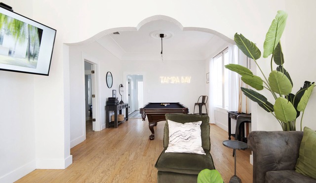 Beautiful 3 bedroom home w/Patio, BBQ Grill & Fire table. Steps from 7th Ave.