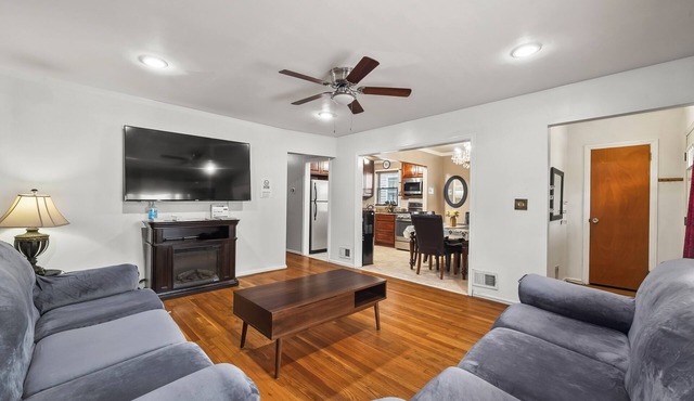 Beautiful 3-bedroom house with AC in Bayonne, 2 Free Parking, Walk to Train NYC