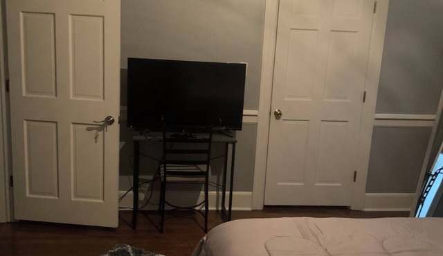 Beautiful 3-bedroom house with a charming sunroom in Albany