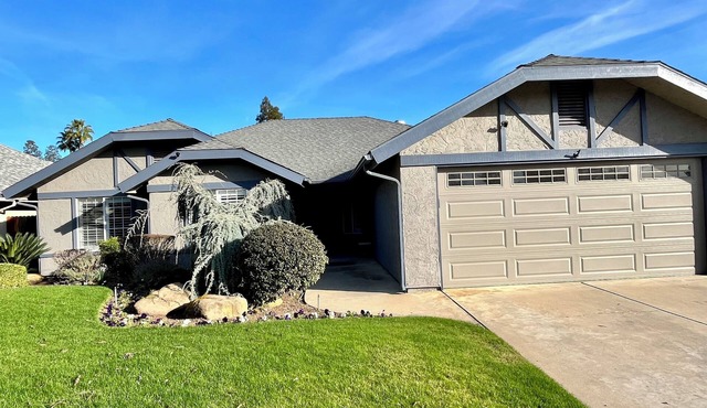 Beautiful 3-bedroom house with WiFi and AC in peaceful neighborhood