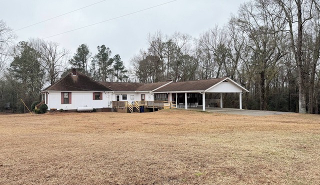 Beautiful 3-bedroom house - country living on the outskirts of Troy and Luverne.