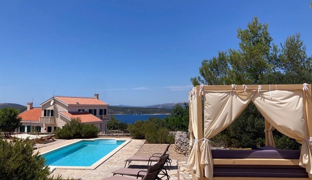Beautiful 3-bedroom villa Susanna with private pool and sea view