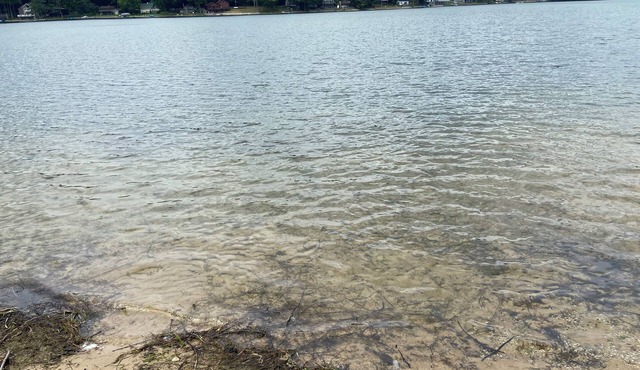 Beautiful 3-bedroom lake house with hot-tub, AC, WiFi in Hart, 8 mi from Dunes