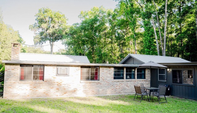 Beautiful 3-bedroom River House in Old Town FL with AC and Wi-Fi, Enjoy!