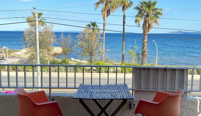 Beautiful 3-bedroom (sleeps 8) located on the seaside facing Porquerolles island