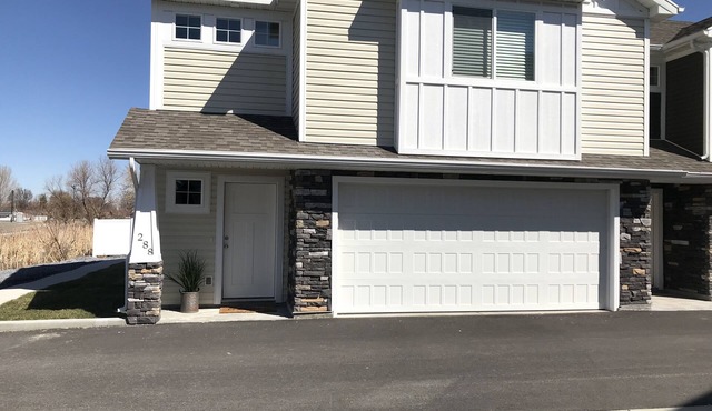 Beautiful 3 Bedroom Townhouse, 10 Mins to Logan.