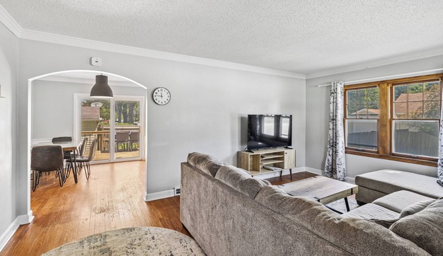 Beautiful 3-bedroom house with AC in adorable Des Moines