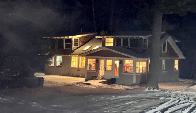 Beautiful 3-bedroom lake cottage outside Eagle Riverperfect for cozy getaways