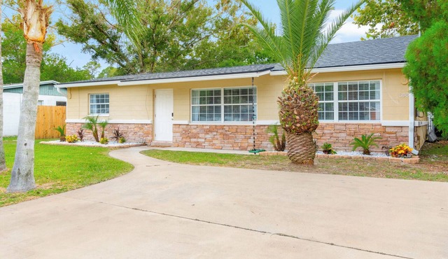 Beautiful 3 bedroom, 2 bathroom Beach Bungalow in Jacksonville Beach!