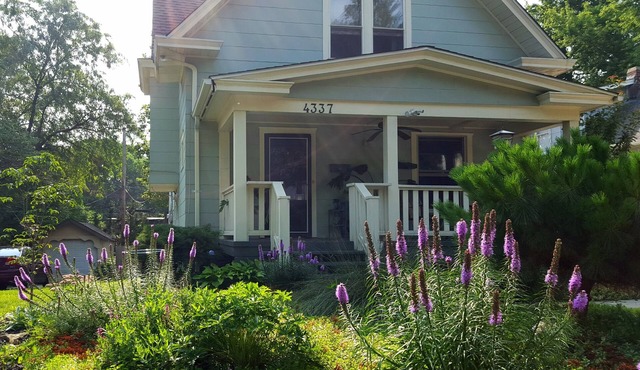Beautiful 3-bedroom house in The HEART of the City. Sleeps 6