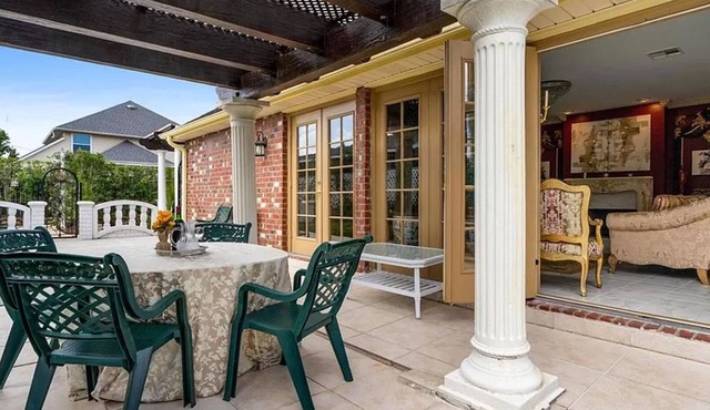 Beautiful 3 bedroom house, 10 minutes by car to the French quarters . Peaceful