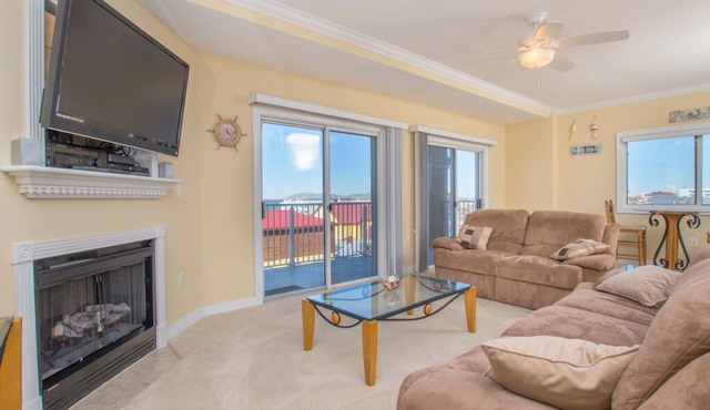 Beautiful 3 bedroom condo conveniently located on 21st street