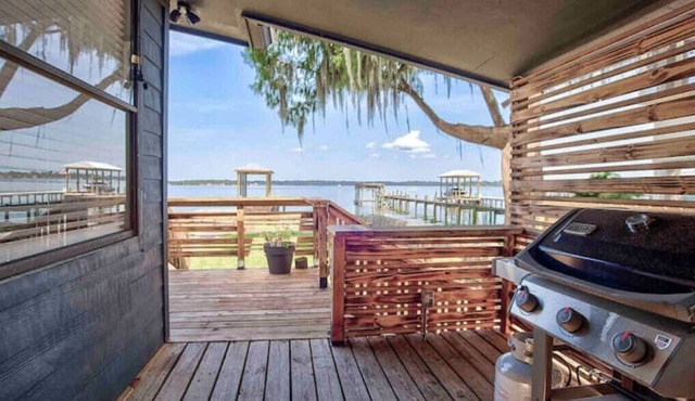 Beautiful 3 bedroom 2 bathroom waterfront home on Drs. Lake