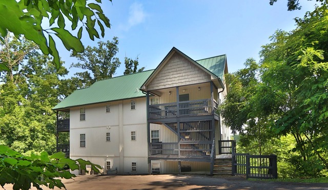 Beautiful 3 bedroom condo close to the Parkway and the shows!